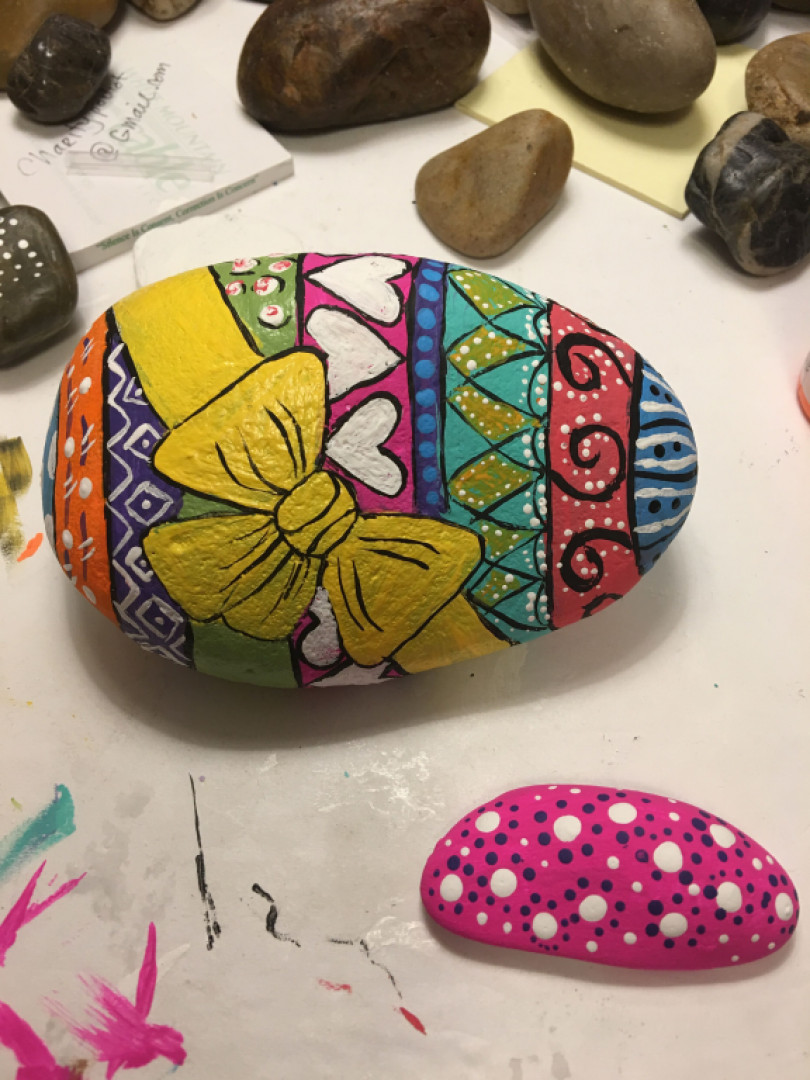 Malování s dětmi - kameny jako velikonoční vajíčka
